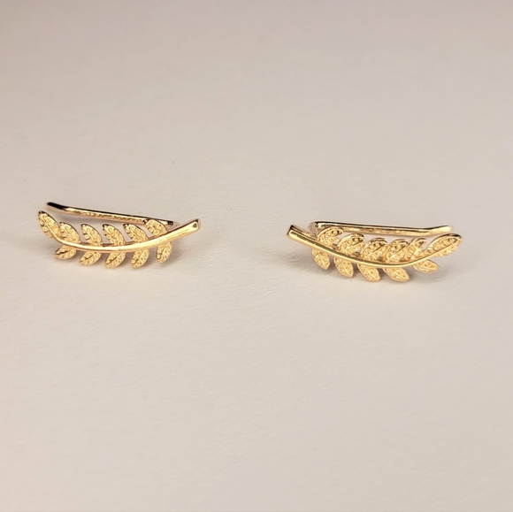 Set of beautiful dainty gold color leaf shaped style climber earrings - Picture 3 of 4